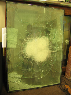 Пулестойкое стекло с противоосколочной защитной пленкой