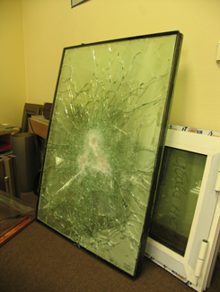 Пулестойкое стекло после атаки снайперской винтовкой